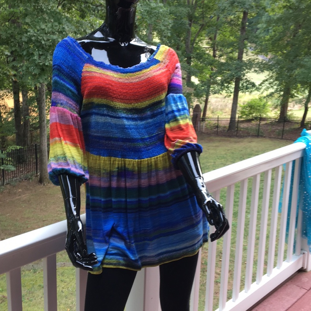 Multi-colored top with on or off shoulders,